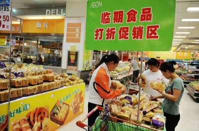 萬(wàn)州超市臨期食品打折熱，精明選購(gòu)需擦亮雙眼